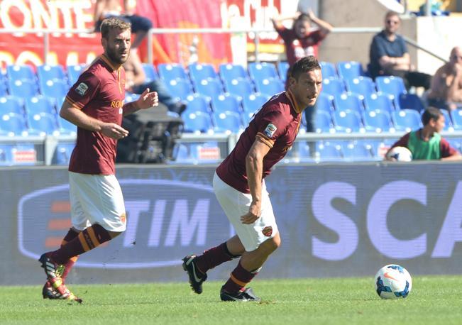 Al 46' Totti esce dal campo, accompagnato dall'ovazione dell'Olimpico. Al suo posto Borriello, che sfiora il gol. Ansa